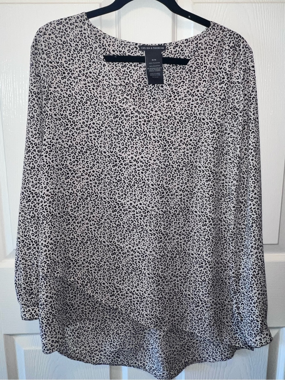 Chelsea & Theodore Beige and Black Leopard Print V-Neck Blouse Sz M